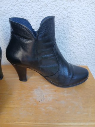 Botines de piel negros con tacón