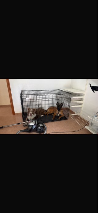 Jaula para mascotas negra y marrón