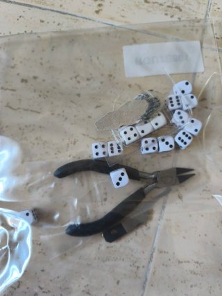 Pinzas y dados