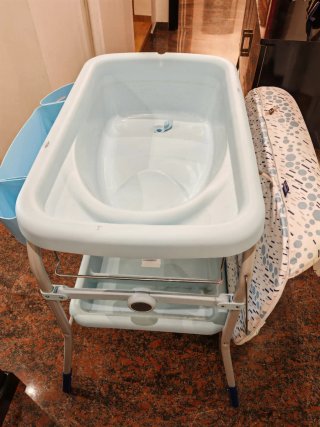 Fasciatoio Chicco con vasca bagnetto.