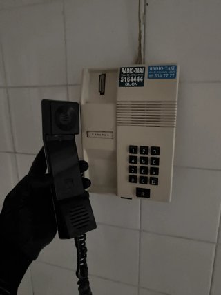 Teléfono antiguo blanco
