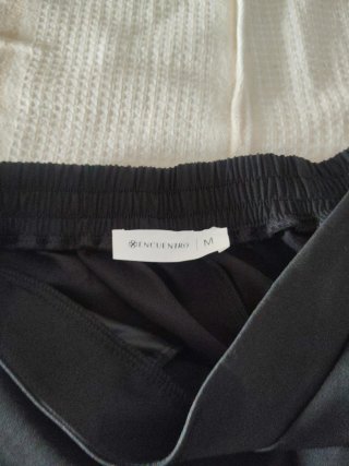 Pantalón negro con strass lateral