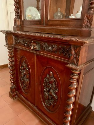 Vitrina de madera tallada dos cuerpos