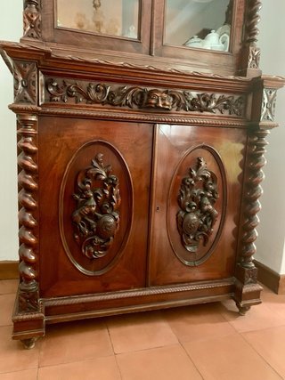 Vitrina de madera tallada dos cuerpos