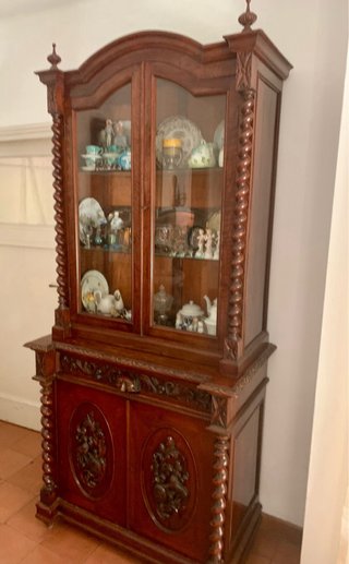 Vitrina de madera tallada dos cuerpos