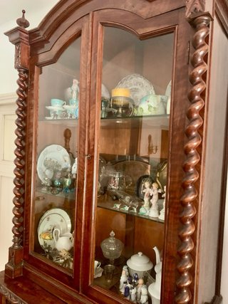 Vitrina de madera tallada dos cuerpos