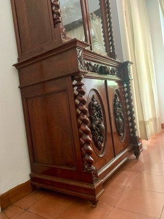 Vitrina de madera tallada dos cuerpos