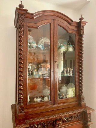 Vitrina de madera tallada dos cuerpos