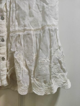 ZARA - Camiseta blanca con volantes