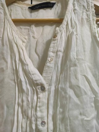 ZARA - Camiseta blanca con volantes