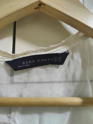 ZARA - Camiseta blanca con volantes