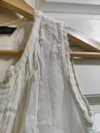 ZARA - Camiseta blanca con volantes