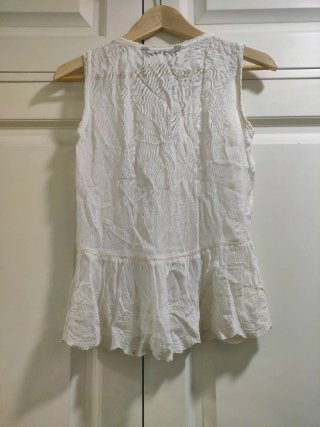 ZARA - Camiseta blanca con volantes