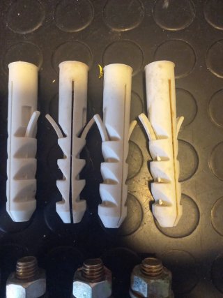 Tasselli ad espansione in metallo e plastica