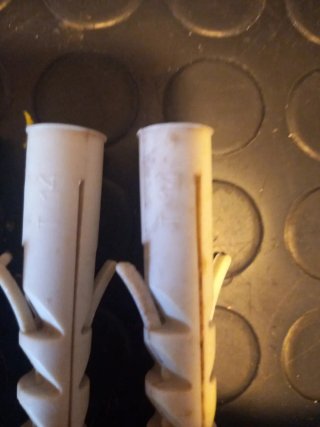 Tasselli ad espansione in metallo e plastica