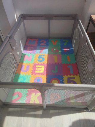 Parque infantil con alfombra de juegos