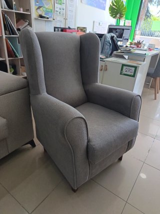 Butaca gris con estampado geométrico