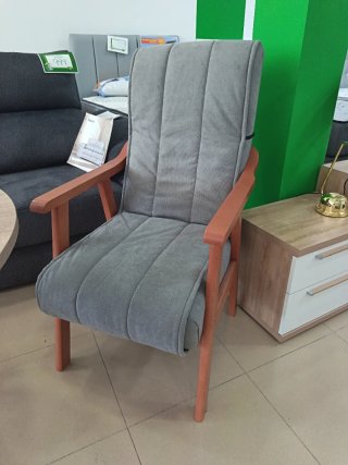 Butaca gris con estampado geométrico