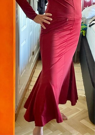 Vestido largo evasé rojo de Zara