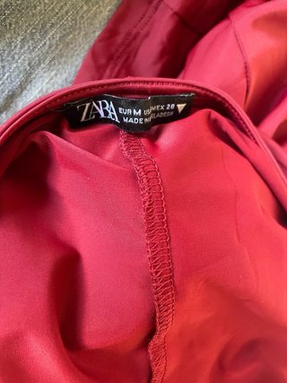 Vestido largo evasé rojo de Zara