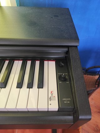 Piano Yamaha Arius YDP-144 Negro