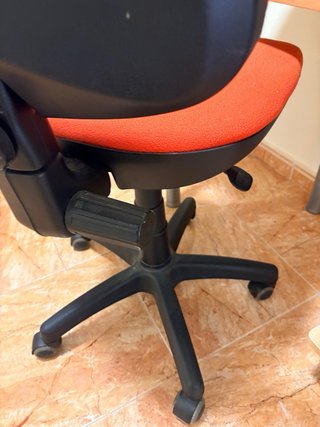 Escritorio madera y  regalo silla naranja