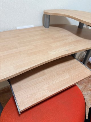 Escritorio madera y  regalo silla naranja
