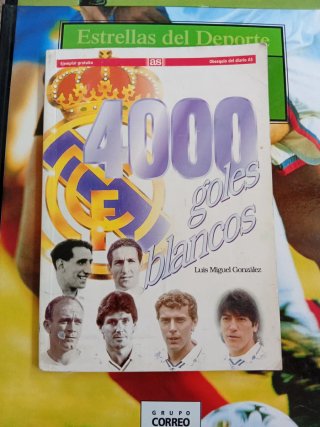 Libros y revistas de futbol.