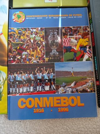Libros y revistas de futbol.