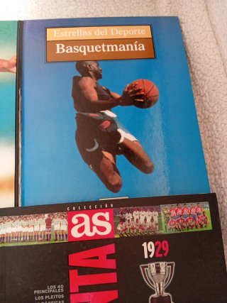 Libros y revistas de futbol.