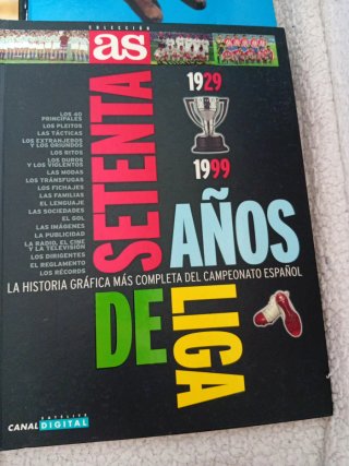 Libros y revistas de futbol.