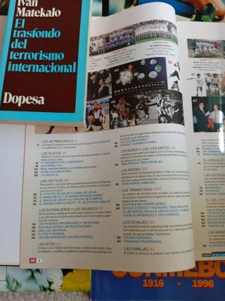 Libros y revistas de futbol.