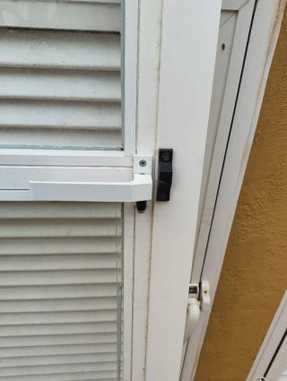 Puerta aluminio blanco con cristales