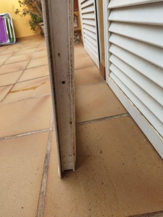 Puerta aluminio blanco con cristales