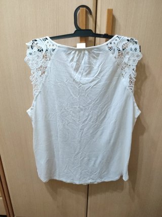 Camiseta blanca con puntilla