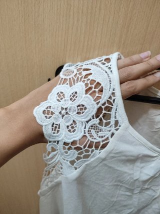 Camiseta blanca con puntilla