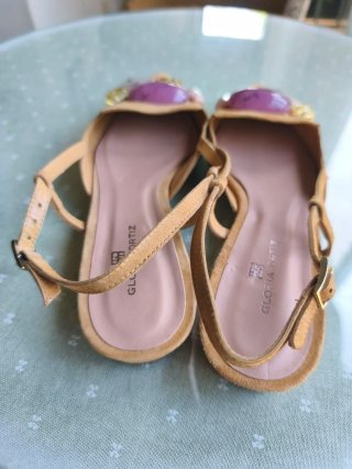 Zapatos Gloria Ortiz Beige con Piedras Moradas