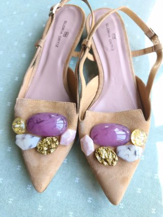 Zapatos Gloria Ortiz Beige con Piedras Moradas