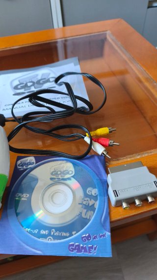 Consola GOGO TV con juegos y accesorios