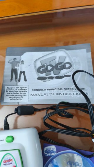 Consola GOGO TV con juegos y accesorios