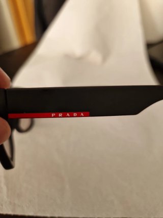 Gafas de sol Prada negras y rojas