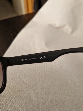 Gafas de sol Prada negras y rojas