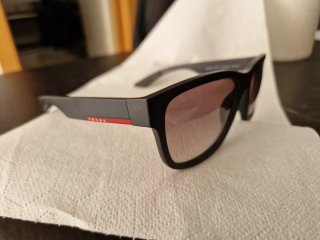 Gafas de sol Prada negras y rojas