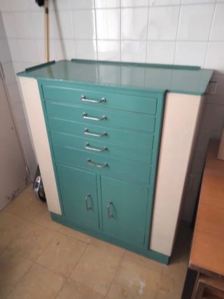 Mueble de consulta metálico antiguo