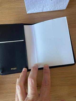 Funda pasaporte Maje piel negra