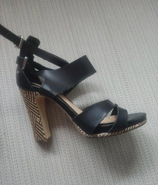 Sandalias negras de tacón