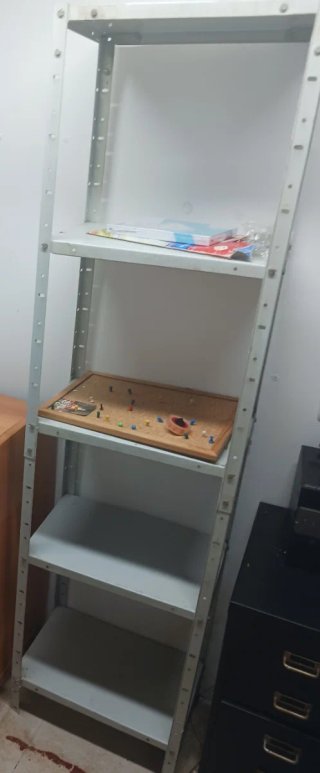 Estantería metálica gris