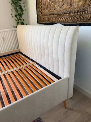 Cama Beige con Cabecero Tapizado