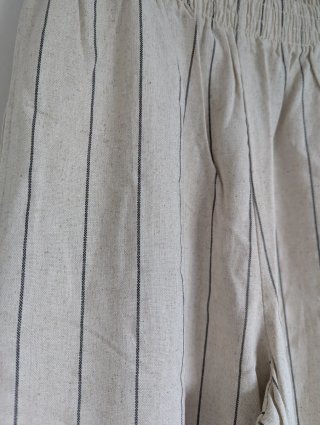 Pantalón fluido rayas beige y negro