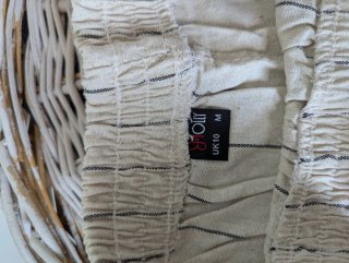 Pantalón fluido rayas beige y negro